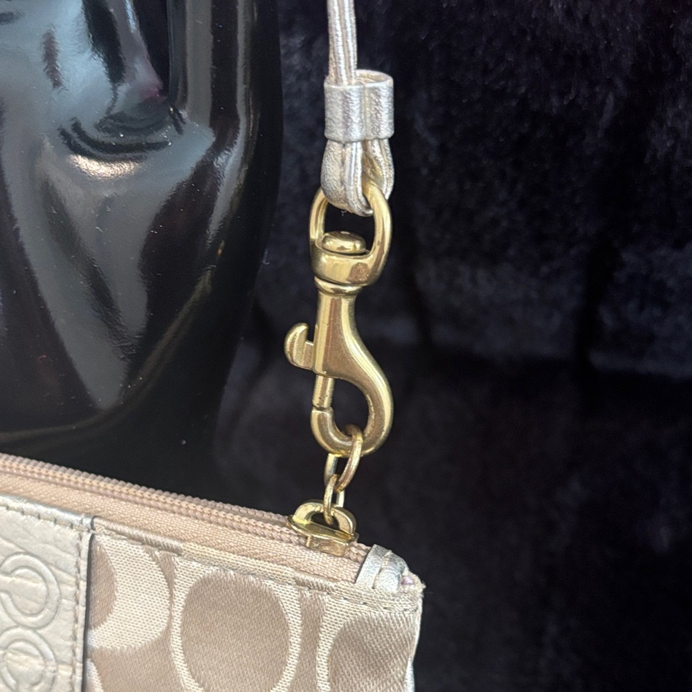 Coach🌸Wristlet with Original Hang tag - Picture 5 of 12